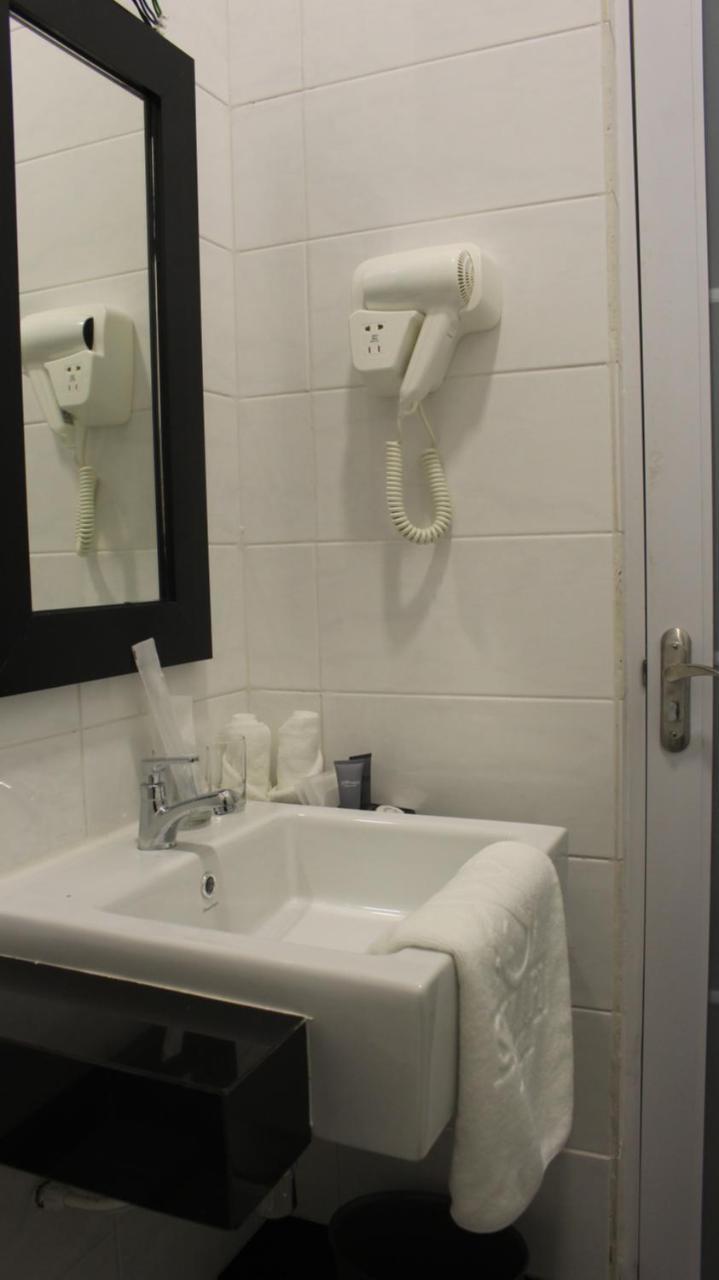 Serapi Hotel Kuching Buitenkant foto