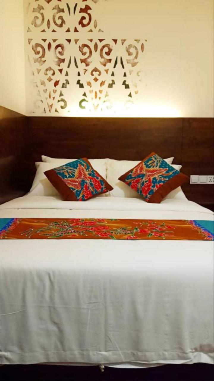 Serapi Hotel Kuching Buitenkant foto