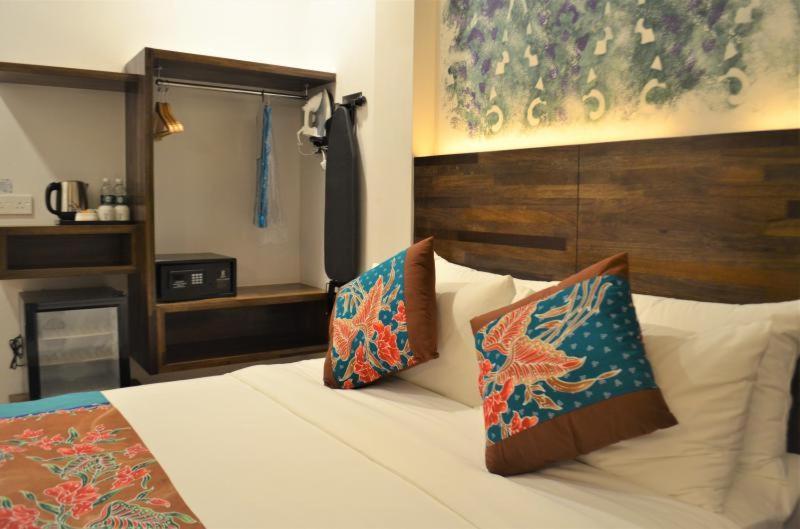 Serapi Hotel Kuching Buitenkant foto